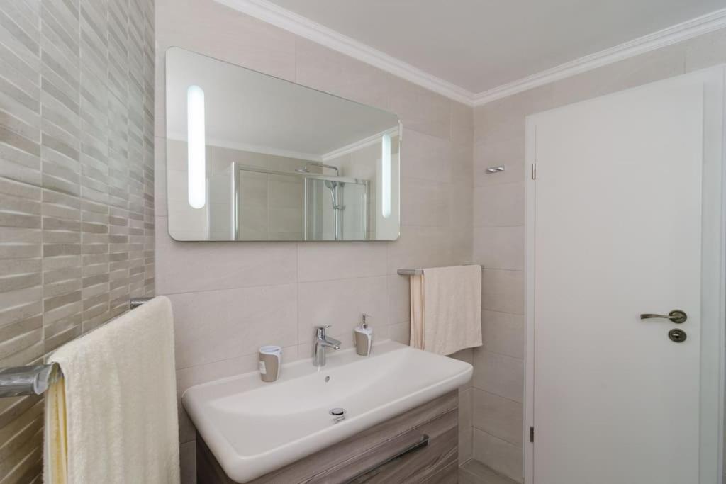 Sea View Apartment 10 Minutes Walk From Old City Ragusa Esterno foto